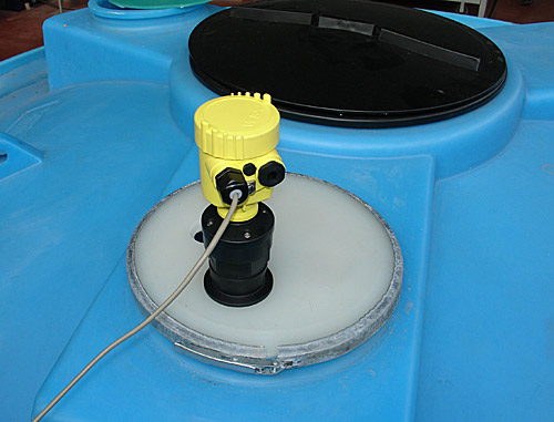 Ультразвуковой уровнемер установленный на крышку резервура